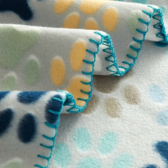 NWT Big Fleece Throw in blue gray paw pattern 50 in X 60 in - Picture 3 of 5